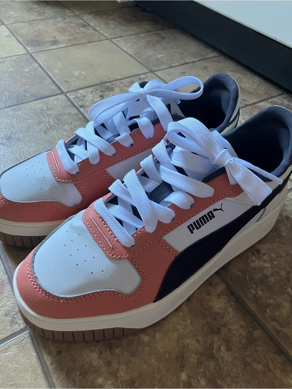 Puma Low-Top Sneakers in White, Coral & Black